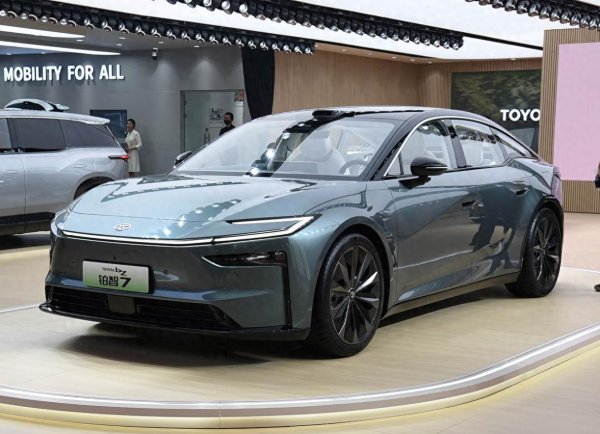 华利配资 丰田露馅！铂智7纯电曝光，用华为电驱续航破700km！